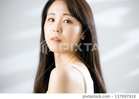 美麗的女人的美麗形象 137097918