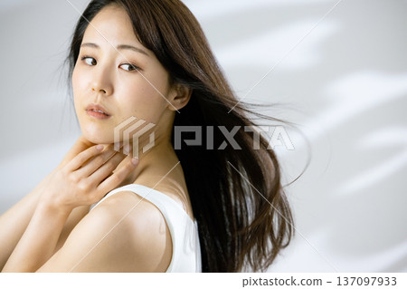 美麗的女人，秀發，美艷動人。 137097933