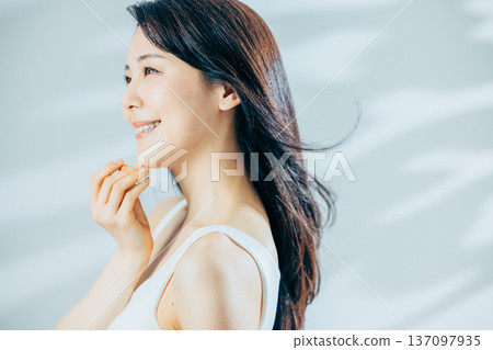 美麗的女人，秀發，美艷動人。 137097935