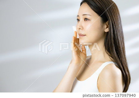 美麗的女人的美麗形象 137097940