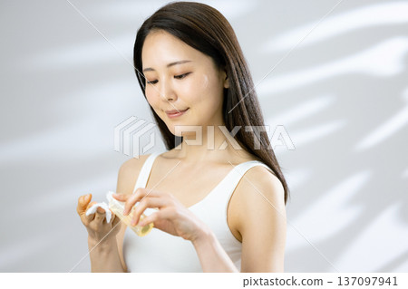 美麗的女人的美麗形象 137097941