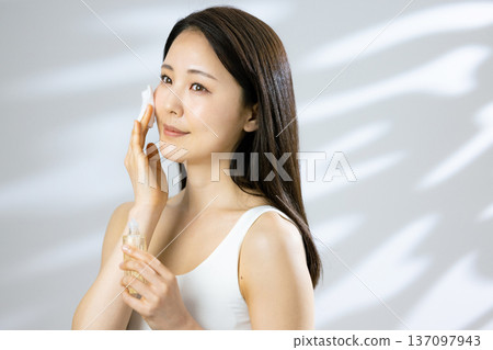 美麗的女人的美麗形象 137097943