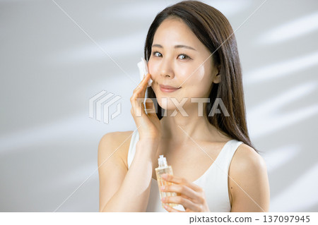 美麗的女人的美麗形象 137097945
