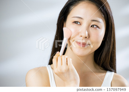 美麗的女人的美麗形象 137097949