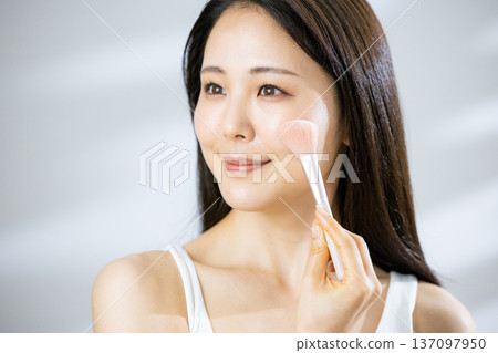 美麗的女人的美麗形象 137097950