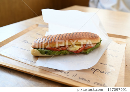 麵包店新鮮出爐的麵包 麵包店新鮮出爐的麵包 137097991