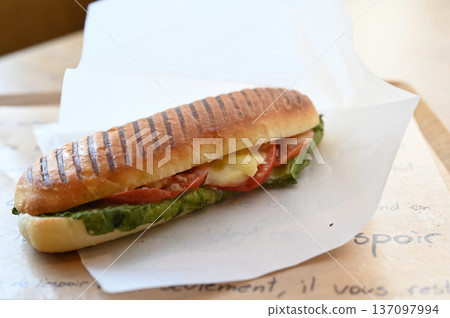 麵包店新鮮出爐的麵包 137097994