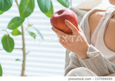 Vegetarian, vegan, dieting woman eating an apple for breakfast 137098040