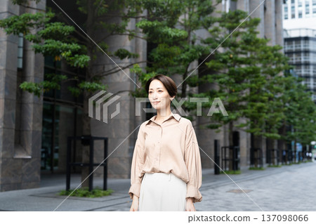 一名婦女在建築區漫步 一名婦女在建築區漫步 137098066