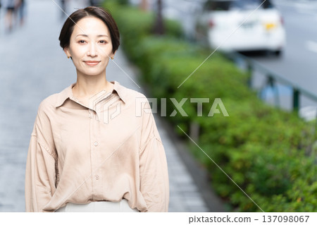 一名婦女在建築區漫步 137098067