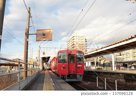 A JR Toyohashi Main Line train stopping at the platform of Higo-Otsu Station (Aso Kumamoto Airport Station) A JR Toyohashi Main Line train stopping at the platform of Higo-Otsu Station (Aso Kumamoto Airport Station) 137098128