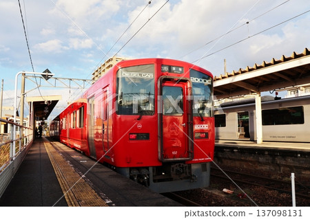A JR Toyohashi Main Line train stopping at the platform of Higo-Otsu Station (Aso Kumamoto Airport Station) 137098131
