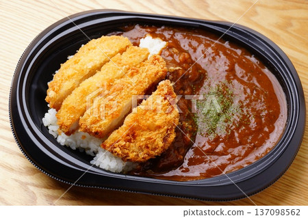 Pork cutlet curry bento 137098562