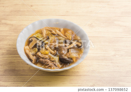 Mushroom and pork with thick sauce 137098652