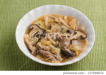 Mushroom and pork with thick sauce 137098654