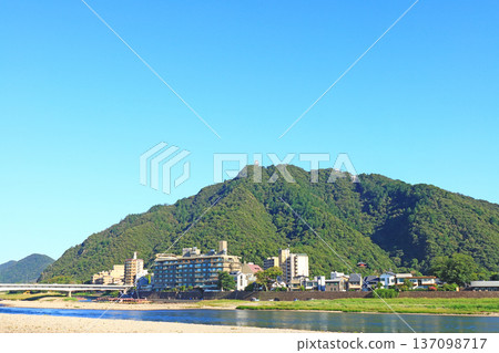 岐阜縣岐阜市長良川溫泉及金華山風景 137098717