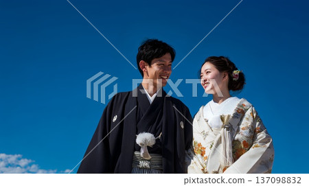 Bride and groom holding hands in kimono 137098832