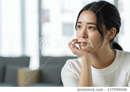 思考、擔憂、有壓力、陷入困境的女性 生成式人工智慧 137099046