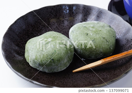 Mugwort rice cake Japanese sweets 137099071