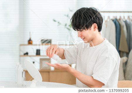 Men who apply skin care, lotion, moisturizing, and makeup after washing their face in the morning (cosmetics/men's cosmetics) 137099205