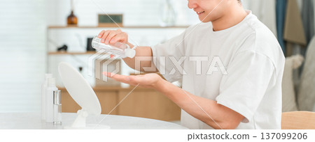 Men who apply skin care, lotion, moisturizing, and makeup after washing their face in the morning (cosmetics/men's cosmetics) Men who apply skin care, lotion, moisturizing, and makeup after washing their face in the morning (cosmetics/men's cosmetics) 137099206