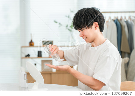 Men who apply skin care, lotion, moisturizing, and makeup after washing their face in the morning (cosmetics/men's cosmetics) 137099207