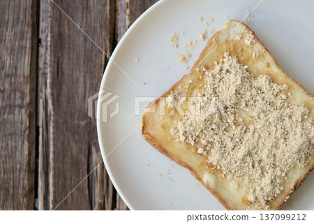 用方形法式吐司麵包製作的無糖黃豆粉奶油吐司，有益腸道健康 137099212