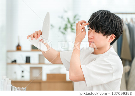 髮型、髮質、頭髮稀疏、脫髮、AGA、脫髮、頭皮、自我照顧瀏海、擔心頭髮的年輕人（稀疏頭髮治療） 137099398