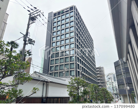 HK Yodoyabashi Garden Avenue(大阪市中央區伏見町),是阪和工業株式會社、幸池運輸株式會社等公司的大阪總部所在地。 HK Yodoyabashi Garden Avenue(大阪市中央區伏見町),是阪和工業株式會社、幸池運輸株式會社等公司的大阪總部所在地。 137099480