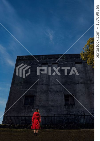 古老的石頭建築和一位身穿紅色外套的女子 古老的石頭建築和一位身穿紅色外套的女子 137099568