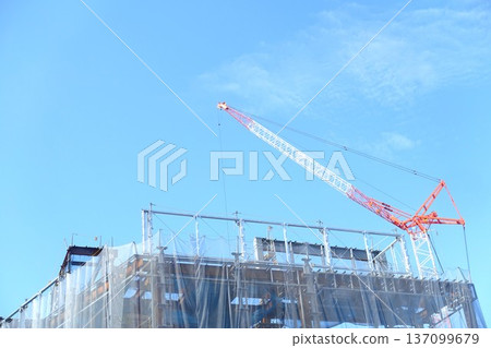使用塔式起重機的大廈建造場所 使用塔式起重機的大廈建造場所 137099679