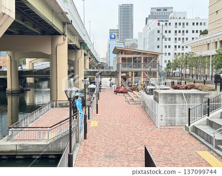 本町橋碼頭（左）及β本町橋（右後）（大阪市中央區本町橋） 137099744