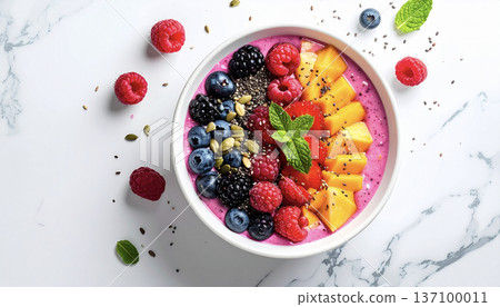 一份營養豐富的巴西莓碗，上面撒有新鮮水果和奇亞籽。 137100011