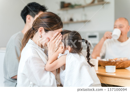 A parent and child having a secret conversation, whispering and enjoying it, mother and daughter (skinship) A parent and child having a secret conversation, whispering and enjoying it, mother and daughter (skinship) 137100094