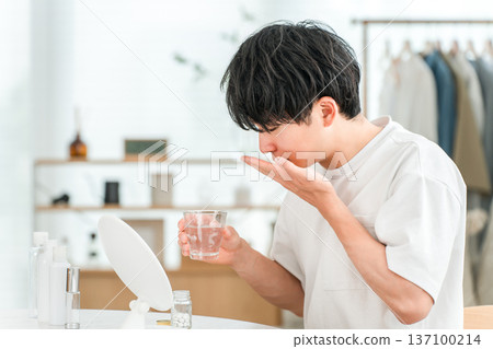 一個病人在客廳服用口服藥物、補充劑和藥物。 一個病人在客廳服用口服藥物、補充劑和藥物。 137100214