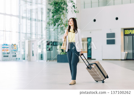 商務女性走過機場（照片由神戶機場（UKB）提供） 137100262