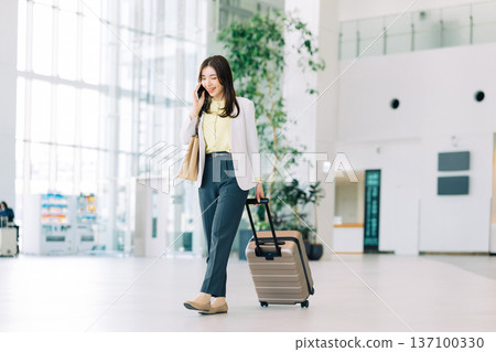 商務女性走過機場（照片由神戶機場（UKB）提供） 137100330