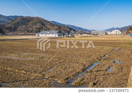 琵琶湖背靠著山巒的鄉村景色，位於滋賀縣長濱市長原町。 137100471