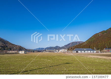 琵琶湖背靠著山巒的鄉村景色，位於滋賀縣長濱市長原町。 137100477