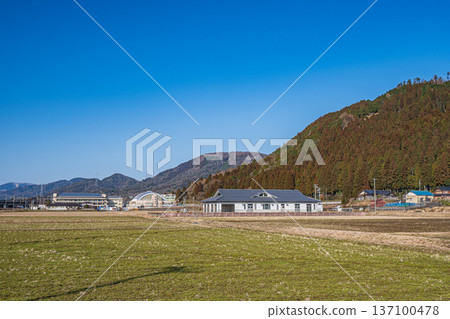 琵琶湖背靠著山巒的鄉村景色，位於滋賀縣長濱市長原町。 137100478