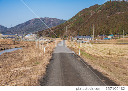 Rural scenery of Lake Biwa in the back of the mountains, Nagahara, Nagahama City, Shiga Prefecture Rural scenery of Lake Biwa in the back of the mountains, Nagahara, Nagahama City, Shiga Prefecture 137100482