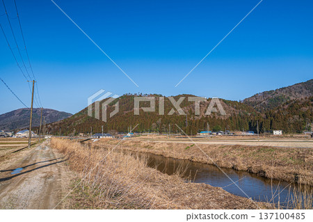 琵琶湖背靠著山巒的鄉村景色,位於滋賀縣長濱市長原町。 琵琶湖背靠著山巒的鄉村景色,位於滋賀縣長濱市長原町。 137100485