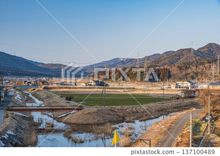 琵琶湖背靠著山巒的鄉村景色，位於滋賀縣長濱市長原町。 137100489