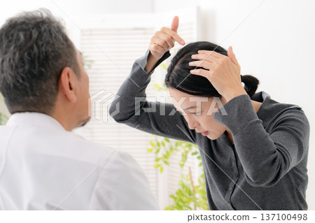 關注頭皮護理的女性：FAGA 137100498