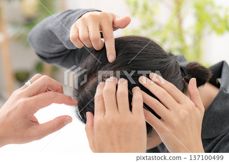 關注頭皮護理的女性：FAGA 137100499