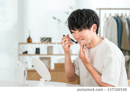 年輕的亞洲男子正在用剃刀刮鬍子 年輕的亞洲男子正在用剃刀刮鬍子 137100598