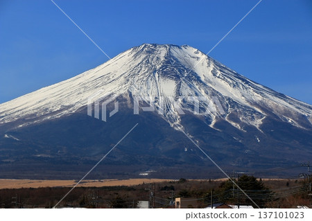 View of Mt. Fuji, Fuji-san, as seen from the shore of Lake Yamanakako during the winter. In Yamanashi prefecture, Japan View of Mt. Fuji, Fuji-san, as seen from the shore of Lake Yamanakako during the winter. In Yamanashi prefecture, Japan 137101023