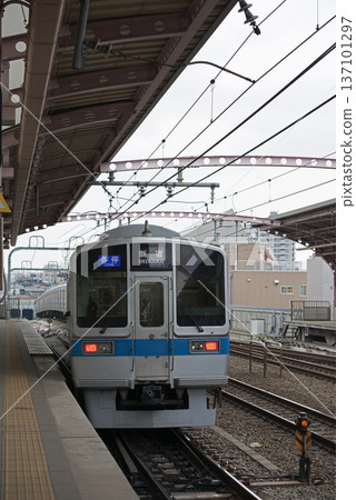 一列從小田急線梅丘站駛離的列車 一列從小田急線梅丘站駛離的列車 137101297