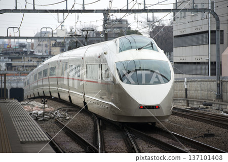 浪漫列車駛過小田急線梅丘站 137101408