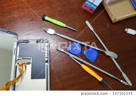 Disassembly work for replacing smartphone battery Disassembly work for replacing smartphone battery 137101555